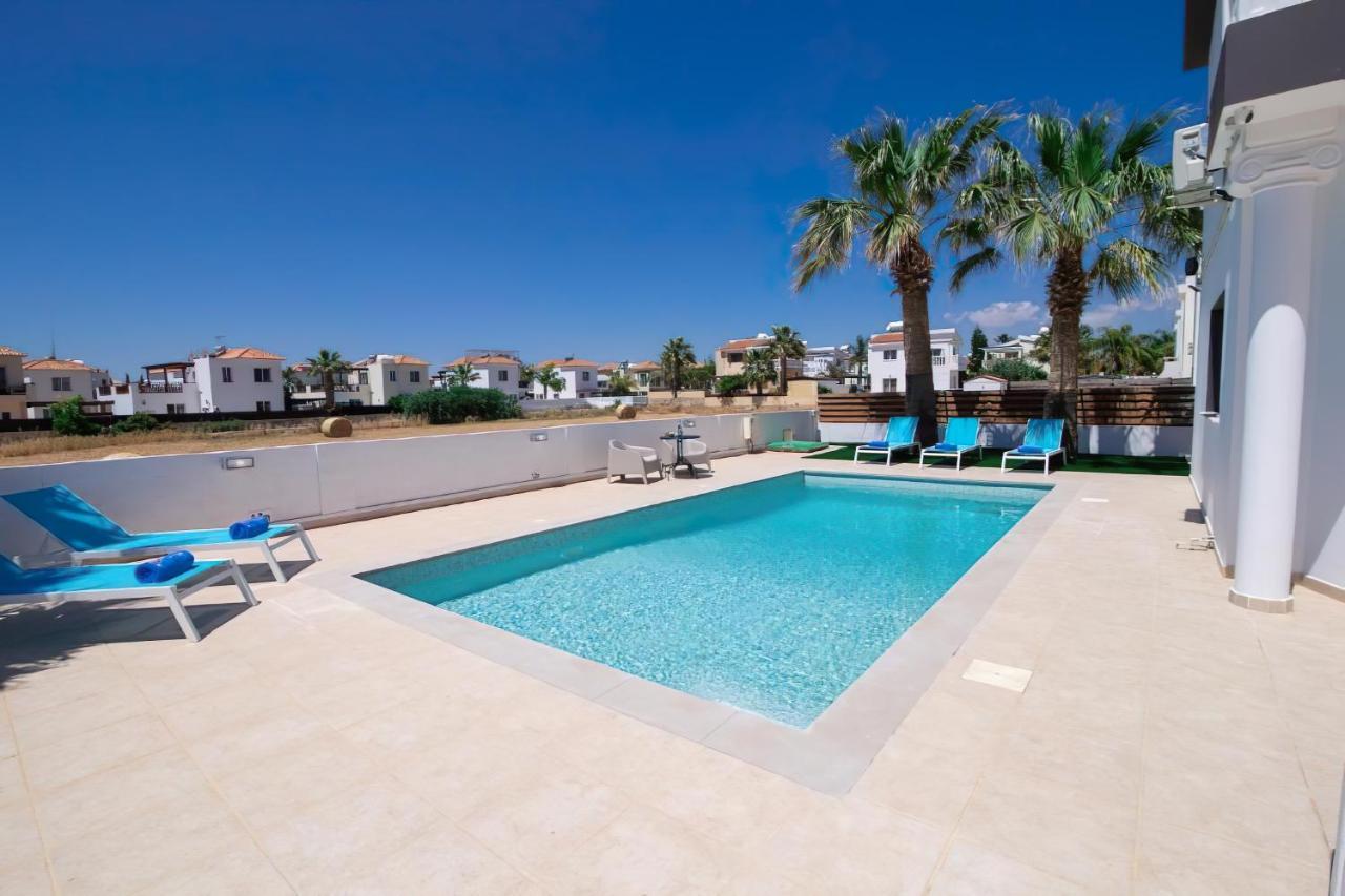 Villa Suncity Boutique Beachfront Ayia Napa Bagian luar foto